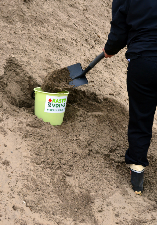 Lapioidaan multaa ämpäriin