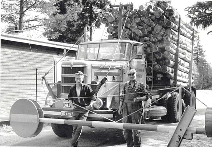 Kuljetus Laurikkalan kuorma-auto puutavaralastissa joskus 1940-luvulla