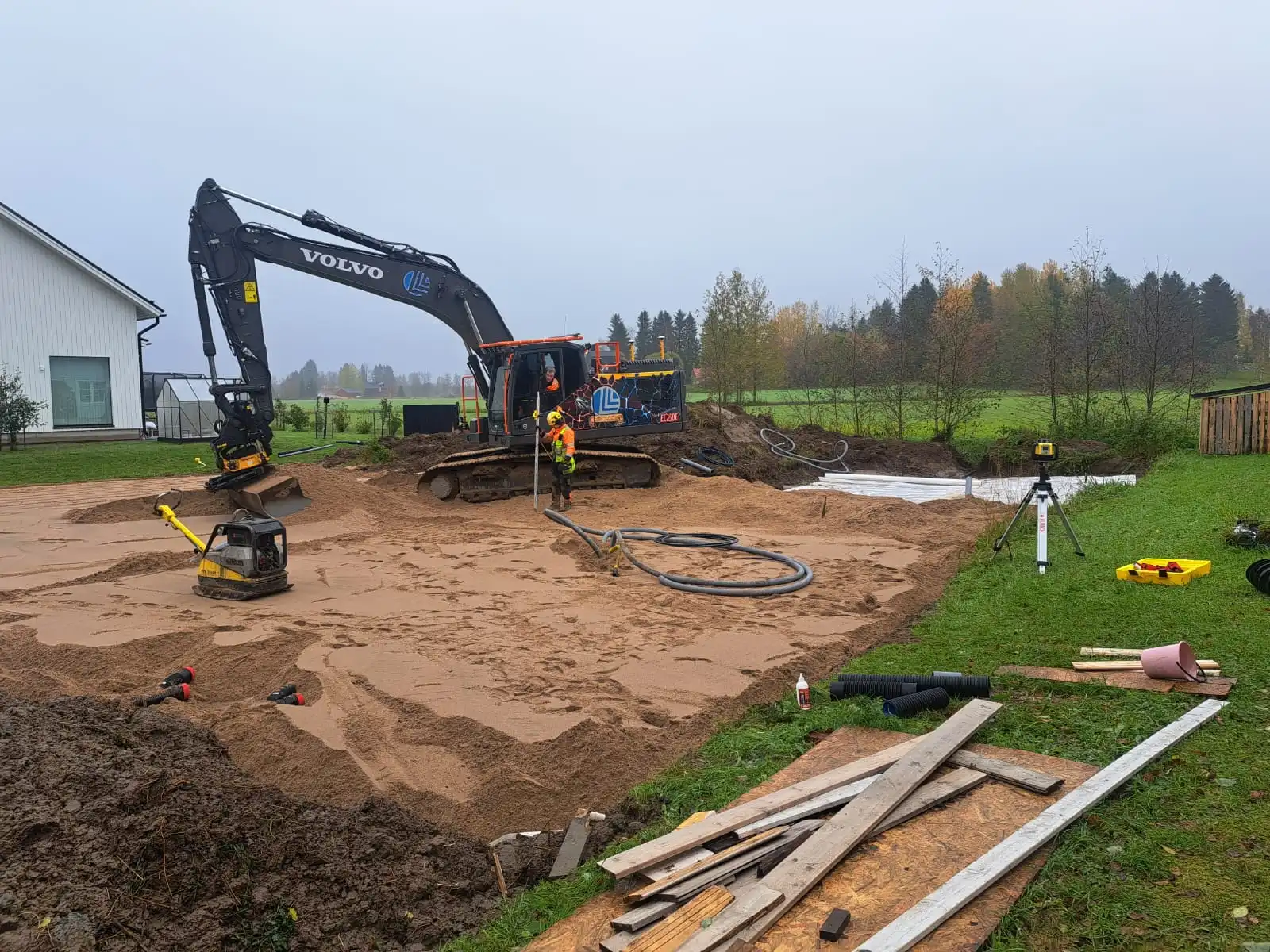 Omakotitalon pohjan rakentaminen