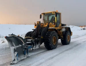 Kuljetus Luarikkalan traktori auraa tietä