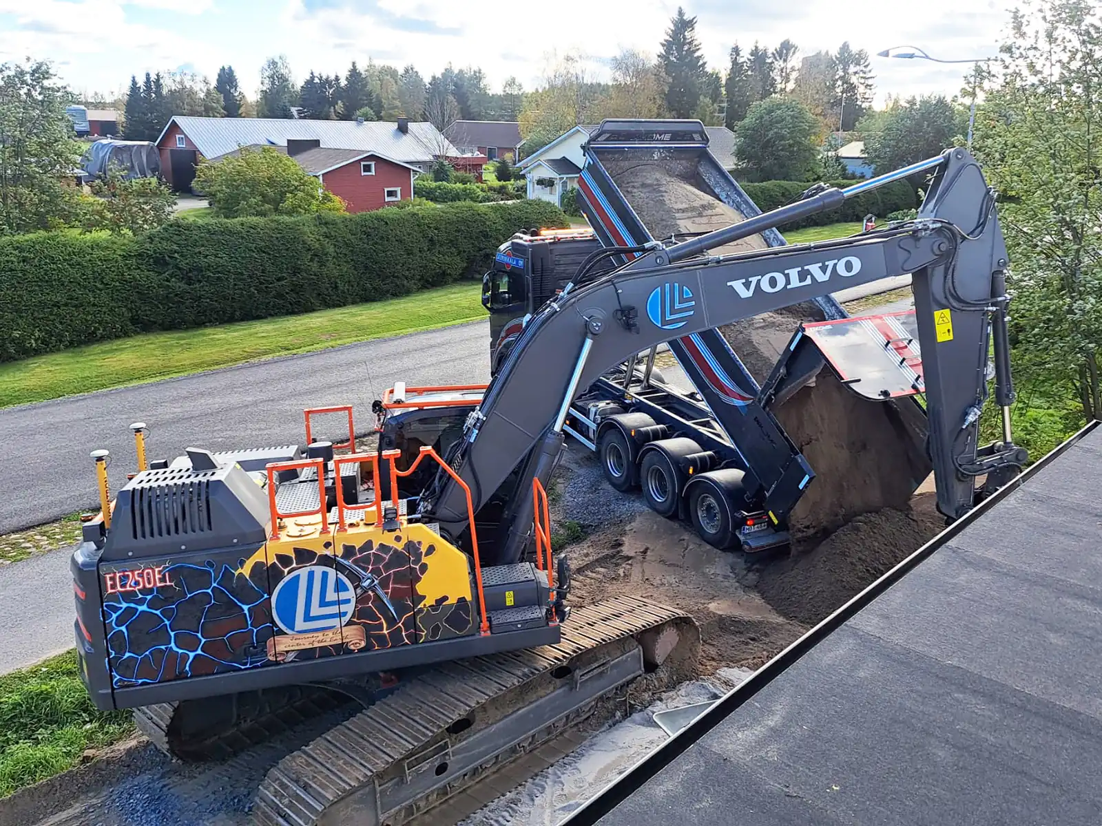 Laurikkalan kaivinkone ja kuorma-auto maanrakennustöissä