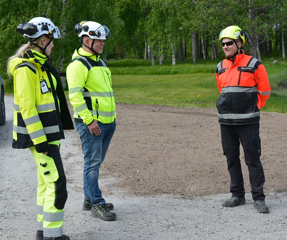 Välivaihekatselmuksessa urakka käytiin läpi yhdessä Kajaanin kaupungin kaupungininsinööri Matti Nousiaisen ja insinööriharjoittelija Katja Peitsahon kanssa. Laurikkalan puolelta mukana oli Heikki Laurikkala.