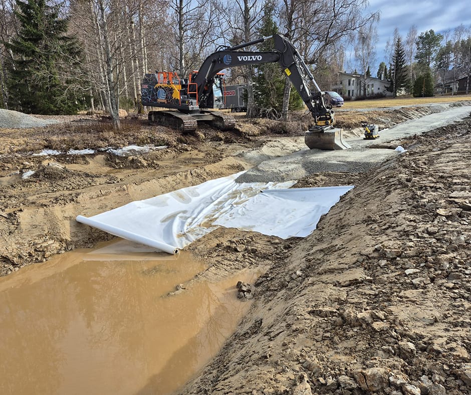 Laurikkalan kaivinkone tekee pohjatöitä uimarannan laiturilla