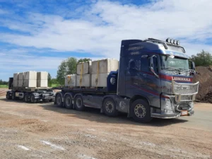 Laurikkala hoitaa myös kuljetuksia kuorma-autoillaan