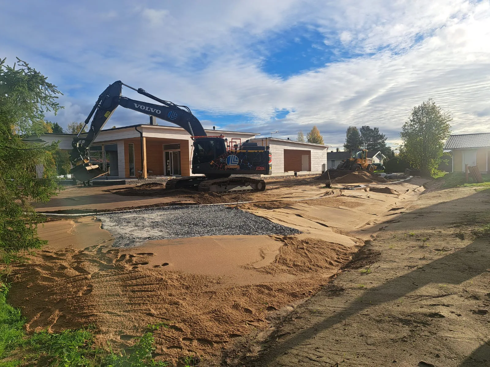 Rakenteilla oleva omakotitalon piha