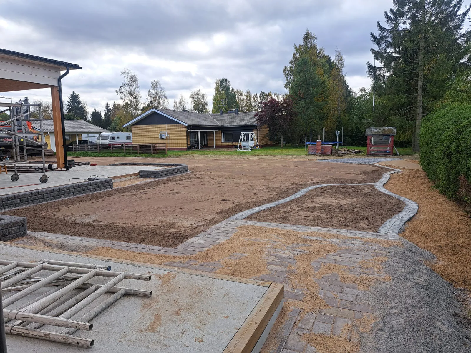 Rakenteilla oleva omakotitalon piha