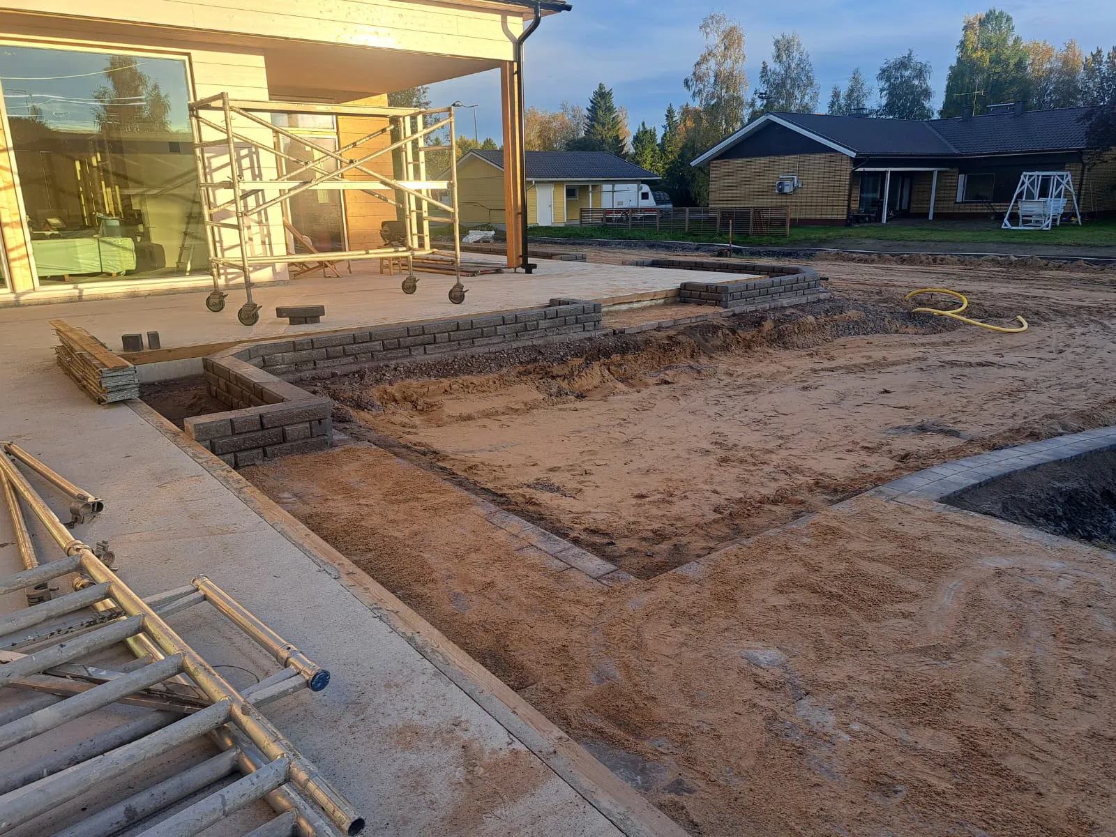 Rakenteilla oleva omakotitalon piha